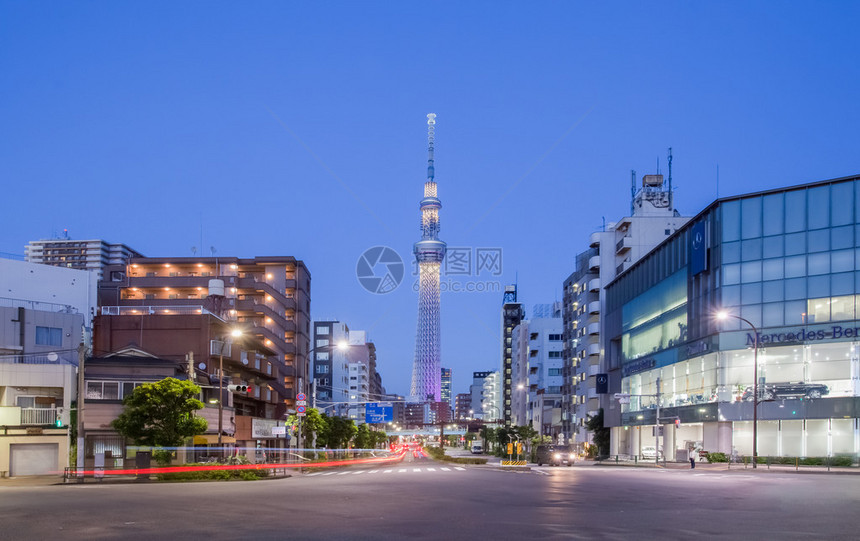 东京建筑景观和东京天空树在晚上图片