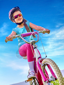 女孩骑自行车的孩子女孩子骑自行车骑自行车的小女孩骑自行车有利于儿童健康骑自行车的人把目光图片
