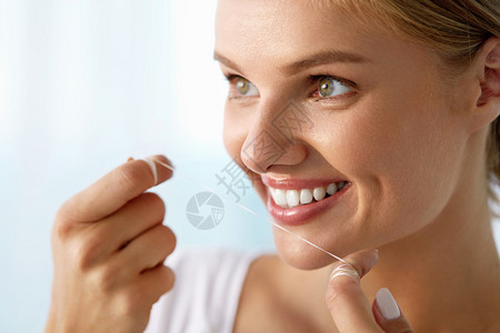 美丽幸福微笑的女人与完美的微笑清洁她健康洁白的牙齿图片