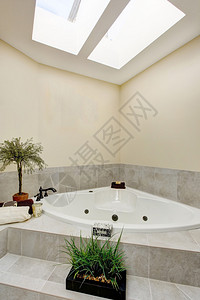 白色浴缸有瓷砖楼梯浴室在光色音调图片