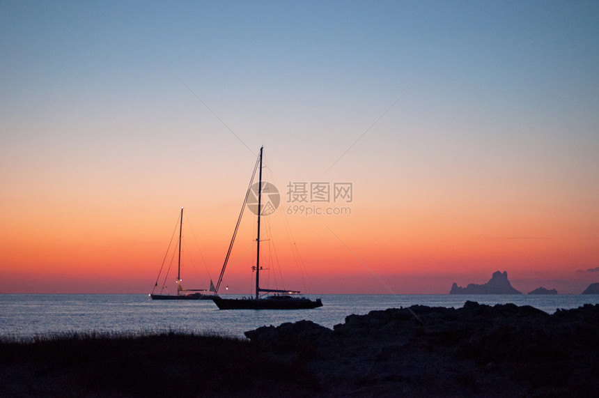 令人叹为观止的日落和帆船在特鲁卡多半岛西侧的SesIlletes海滩上图片