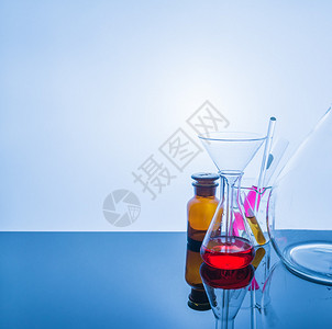 玻璃桌上的实验室玻璃器件图片