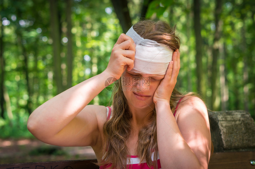 女在身体受伤后头部施用压缩图片