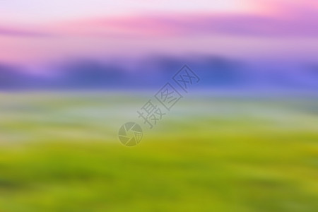夏季草原上的日出模糊的抽象景色焦图片