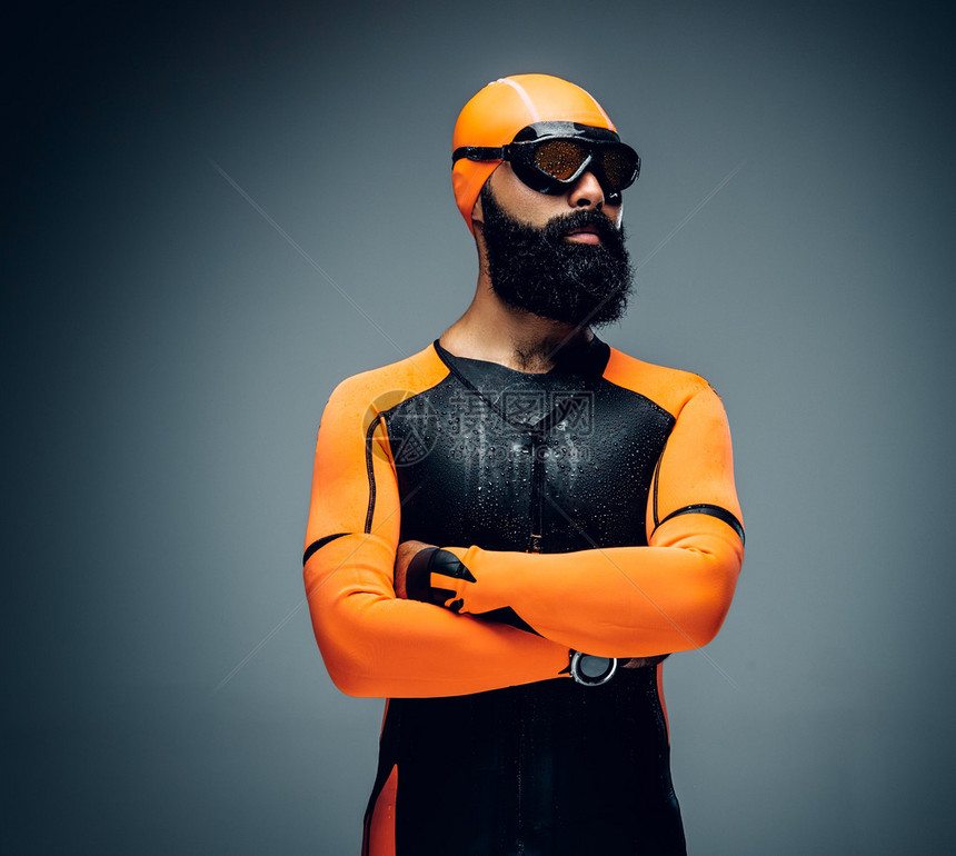 穿着潜水面具和灰色底的橙色新胸罩潜水服的图片