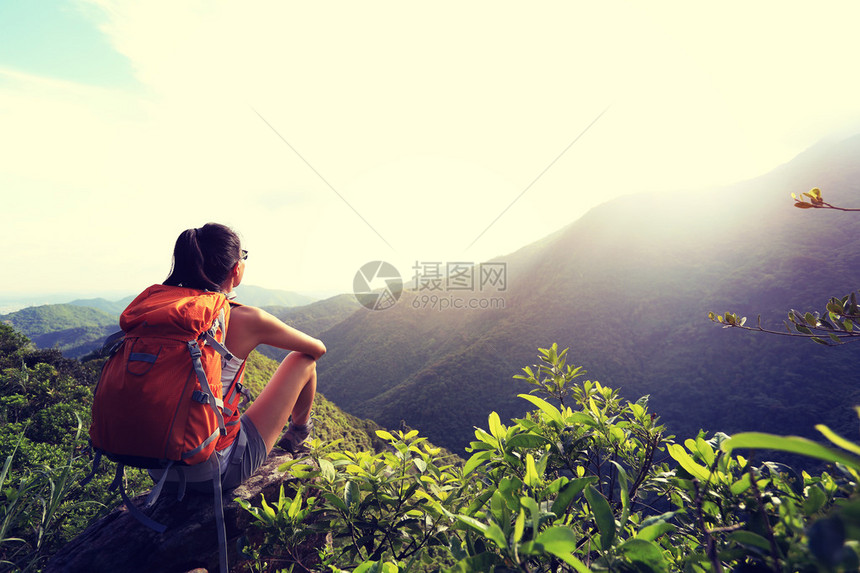 在山峰悬崖上享受风景图片