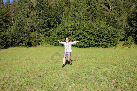在田野上奔跑的快乐小女孩图片