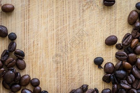 木制桌子上烤咖啡豆的顶端景色水平咖啡豆带图片