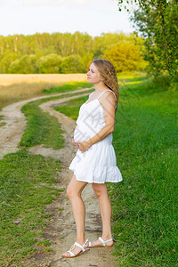 夏季户外孕妇的肖像图片