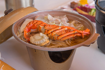 日本海鲜火锅配牛肉和虾或龙虾图片