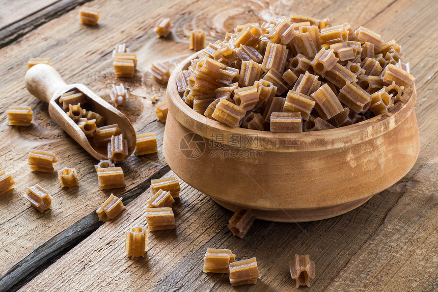 旧木桌上的木碗里的荞麦粉生面食无麸质产品维生素和矿物质的来源健康图片