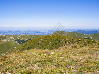 从山顶俯瞰山谷图片