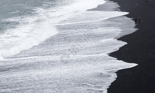 冰岛东南部VIK地区暴风雨中的黑沙滩上未经承认背景图片