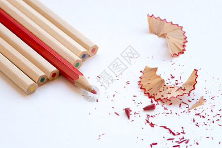用削尖的红色木制铅笔和刨花的彩色艺术铅笔回到学校概念图片