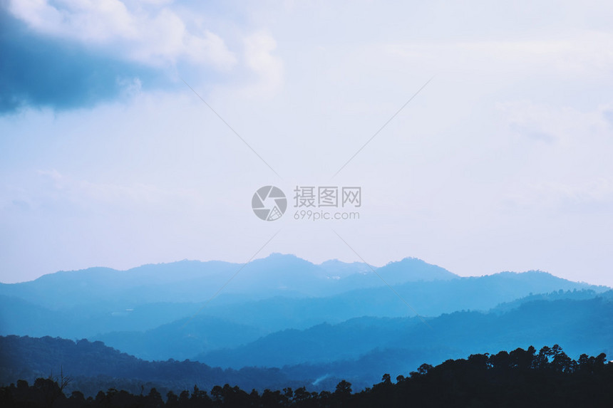 山脊与前景中的剪影森林图片