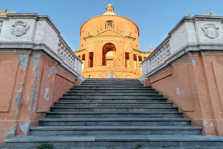 日落时圣卢克天主教堂在意大利博洛图片