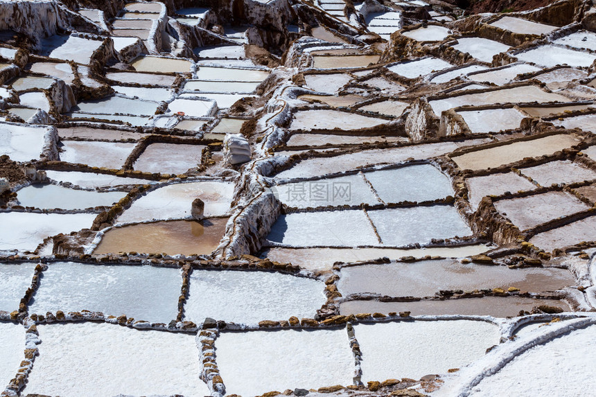 秘鲁马拉斯的盐池图片