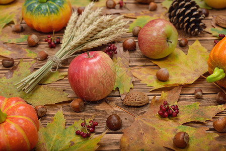 棕色背景的秋叶苹果图片