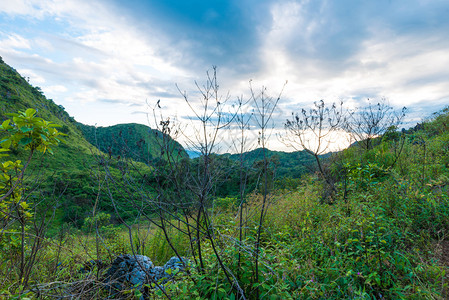 清迈高地夏季亚高山有云图片