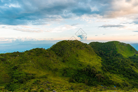 洛基山峰绿林高山下高山图片