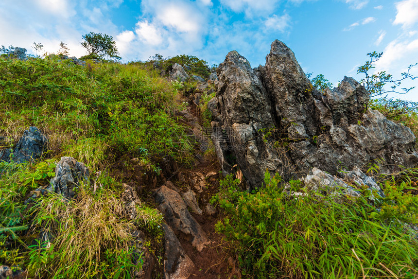 在日落亚高山岩石期间的山谷自然夏季景观图片