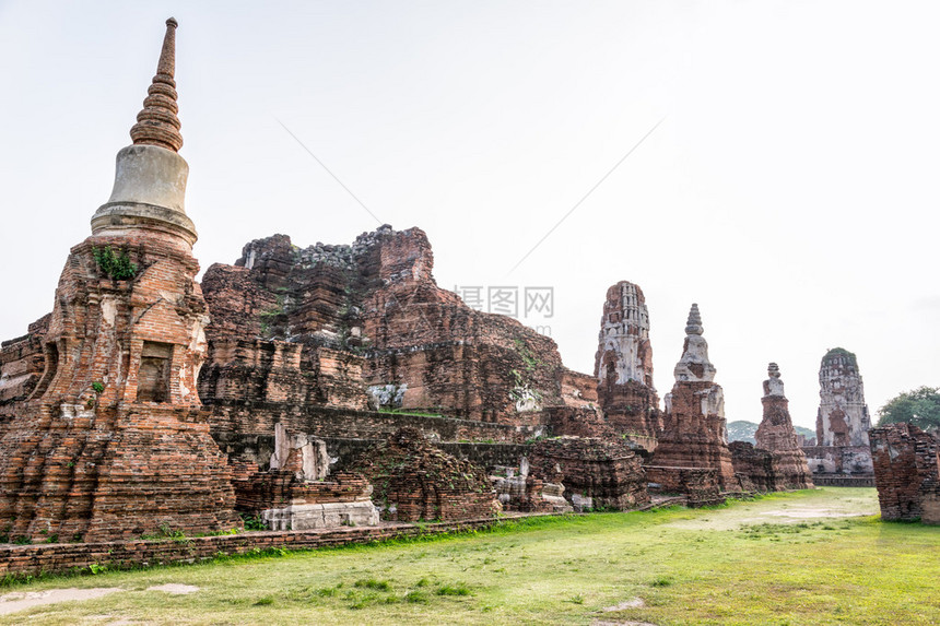 在WatPhraMaha的古老寺庙废墟是泰国PhraNakhonSiAyutthaya历史公园的图片