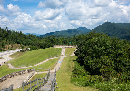 田纳西山边路的旁观者与洲际26号公路相邻有树木覆背景图片