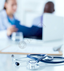 医生工作台专注于听诊器图片