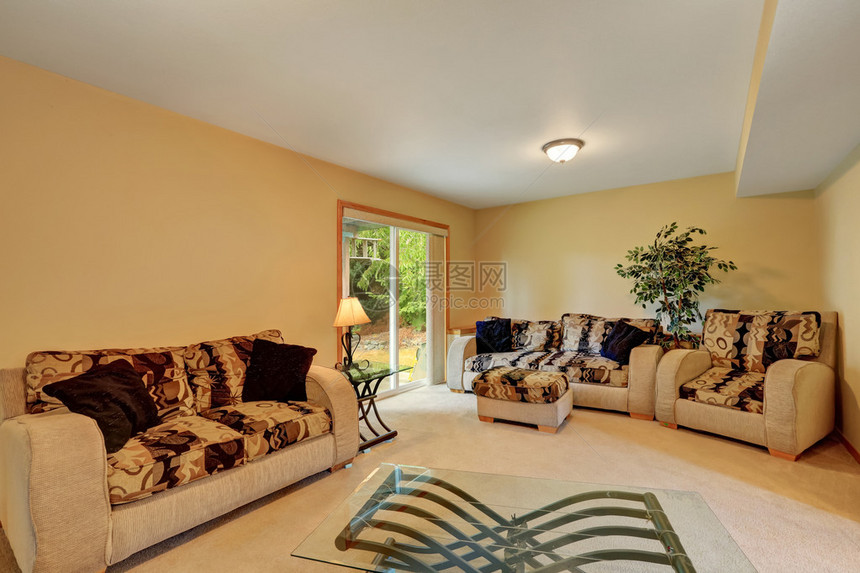 温暖的桃色和米色调的舒适家庭房图片