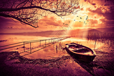 日落时在湖上搭船图片