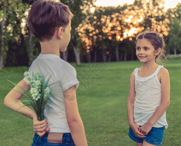 小男孩背着鲜花为漂亮的小女孩她看图片