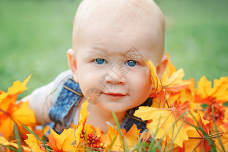 可爱有趣可爱的金发白种人男婴的特写肖像图片