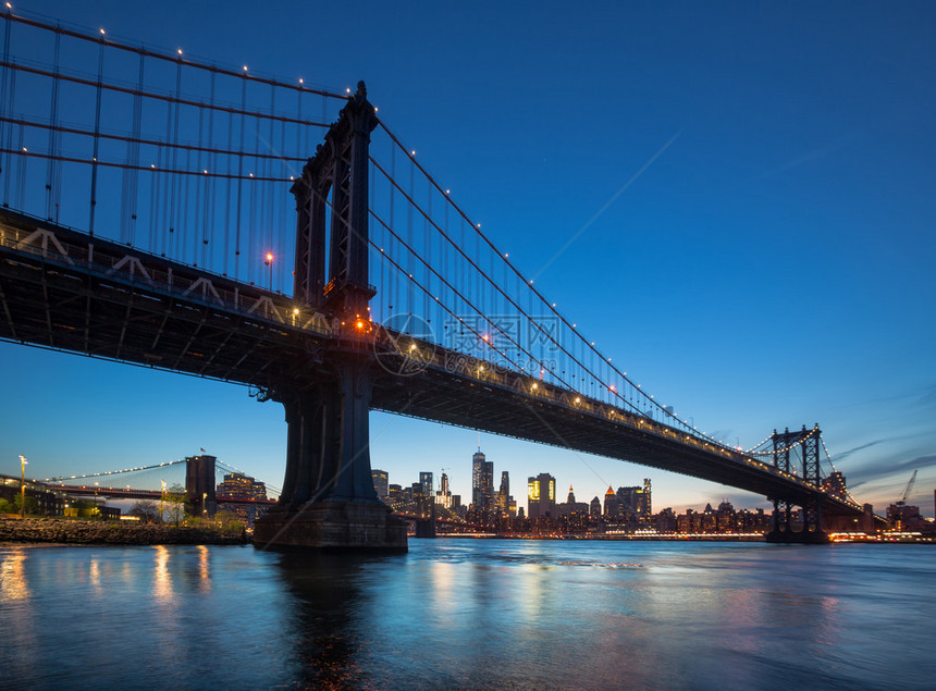 曼哈顿天际线和曼哈顿大桥在晚上曼哈顿大桥是一座横跨纽约市图片