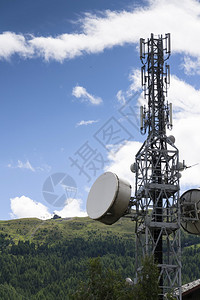 利维尼诺山电信塔上的手机发报机Li图片