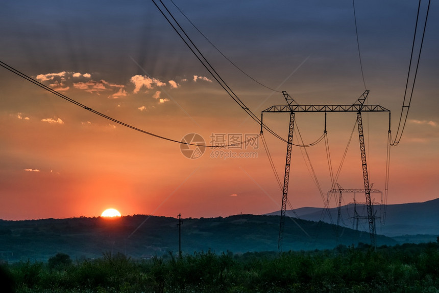夕阳下的电线塔图片