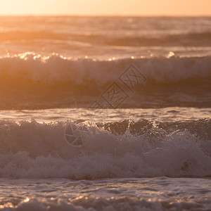 夏日大海的风景海浪在清晨与图片