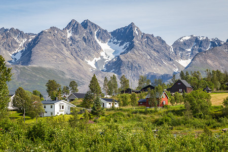斯堪的纳维亚风景与多彩木屋和挪威林根岛底图片