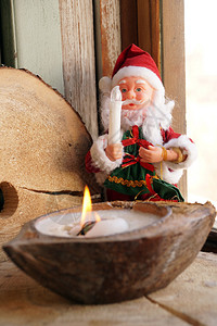 圣诞老人和装饰椰子中的蜡烛图片