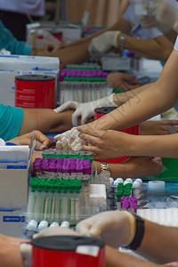 在化验室采集血液进行检查由医生和护士图片