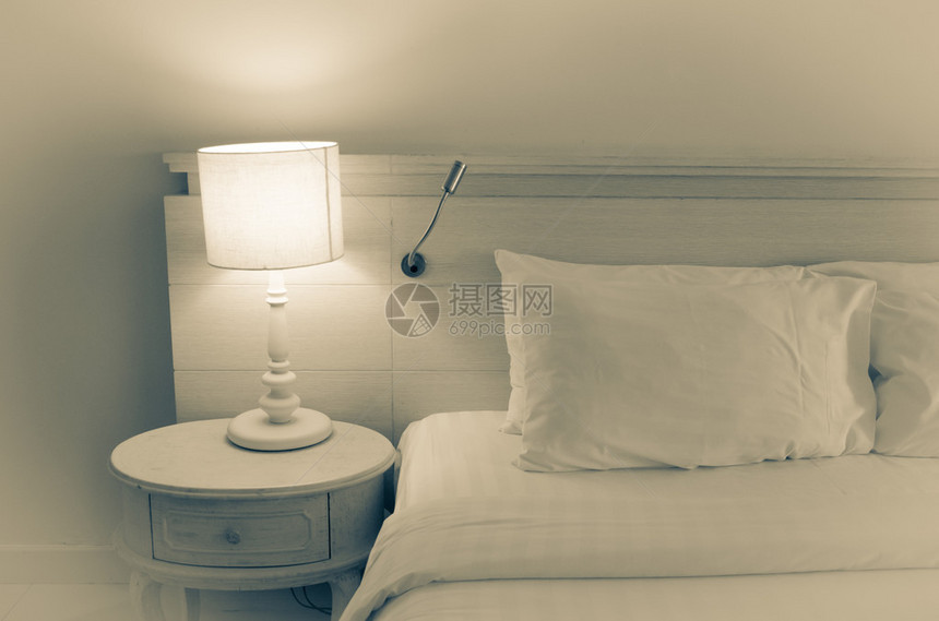 枕头和床边桌子上的灯和枕头图片