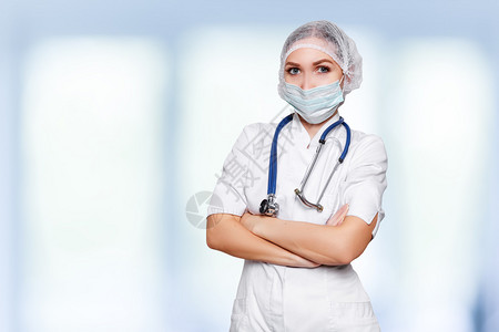 蓝色诊所背景的外科医生女医生图片