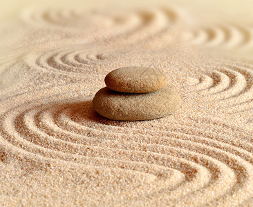 沙滩上的石头圆圈和波浪图片