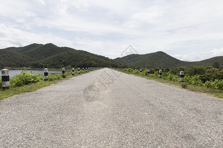 山丘池塘边路风景图片