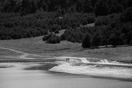 走在湖滩上黑白风景中的情侣图片