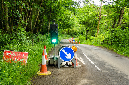 林道路施起点处的红绿灯和路标图片