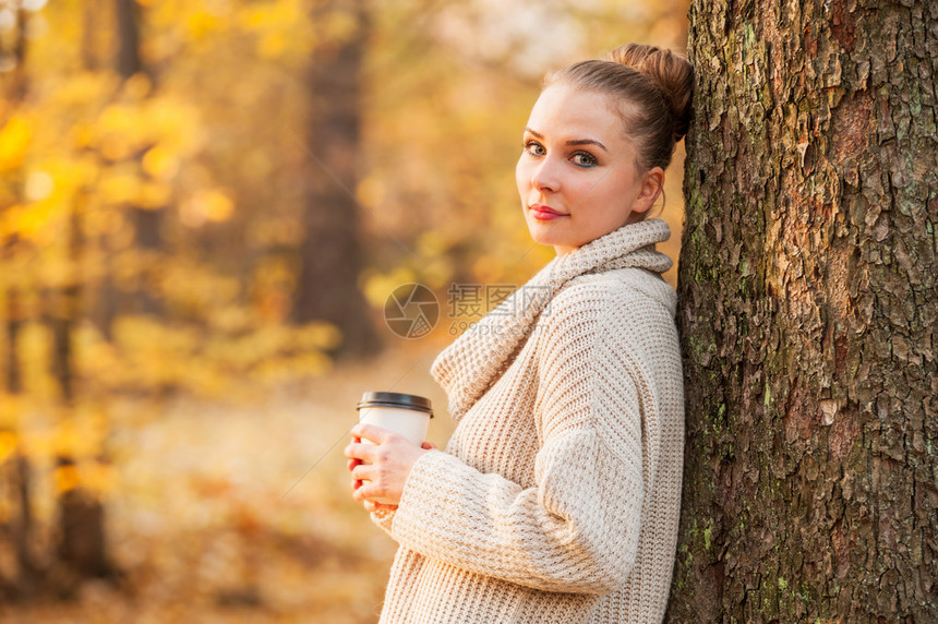 秋日在公园休息的秋天和喝咖图片