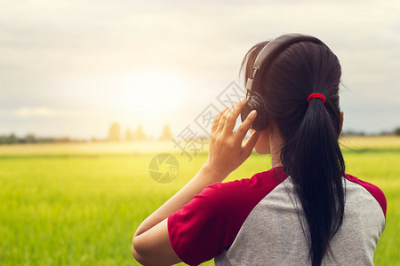 自由妇女户外用耳机享受音图片