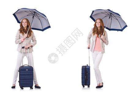 带着手提箱和雨伞旅行的年轻女子图片