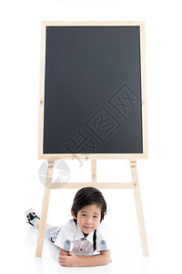 白背景黑板的亚洲可爱儿童孤背景图片