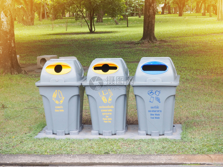 日落时在公园里用垃圾的符号类垃圾回收桶图片